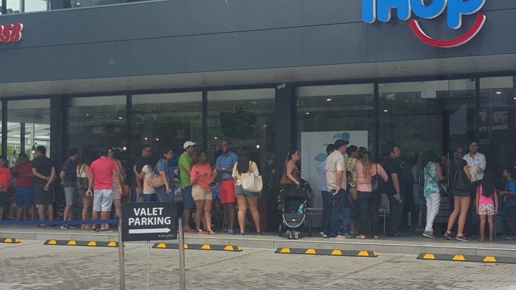 A casi un año de su apertura, las filas para entrar a Ihop continúan, obviamente muchos más cortas | Foto: CDENews