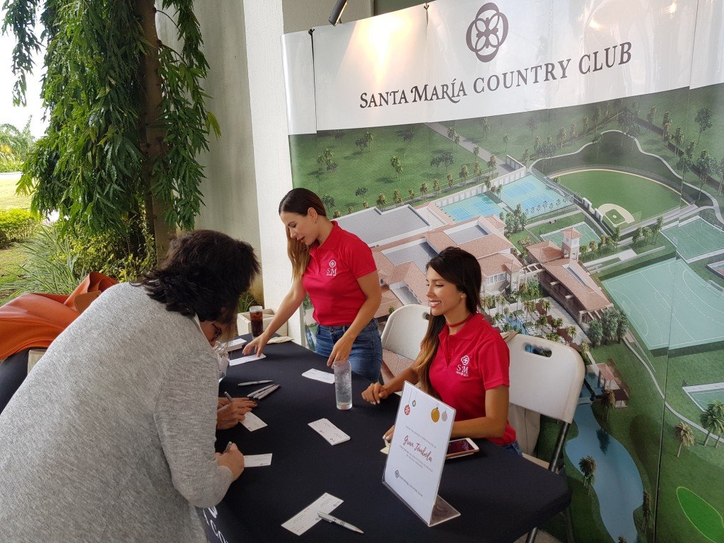 Los asistentes también participaron en una tómbola, cuyos premios fueron cortesía de la tienda departamental Felix.