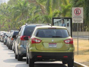 Cinco grandes lotes de terreno han sido acondicionados en CDE para ofrecer la alternativa, sobre todo a quienes trabajan en la zona, de estacionar de forma segura. No todos los usan | Foto: Aydana Ruiz