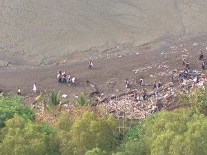 Estudiantes de la Academia Interamericana de Panamá limpian la costa frente a CDE en el Día de la Tierra | Foto: Mariana Noszticzius