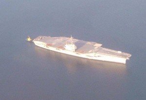 El portaviones norteamericano puede observarse en la bahía de Panamá.