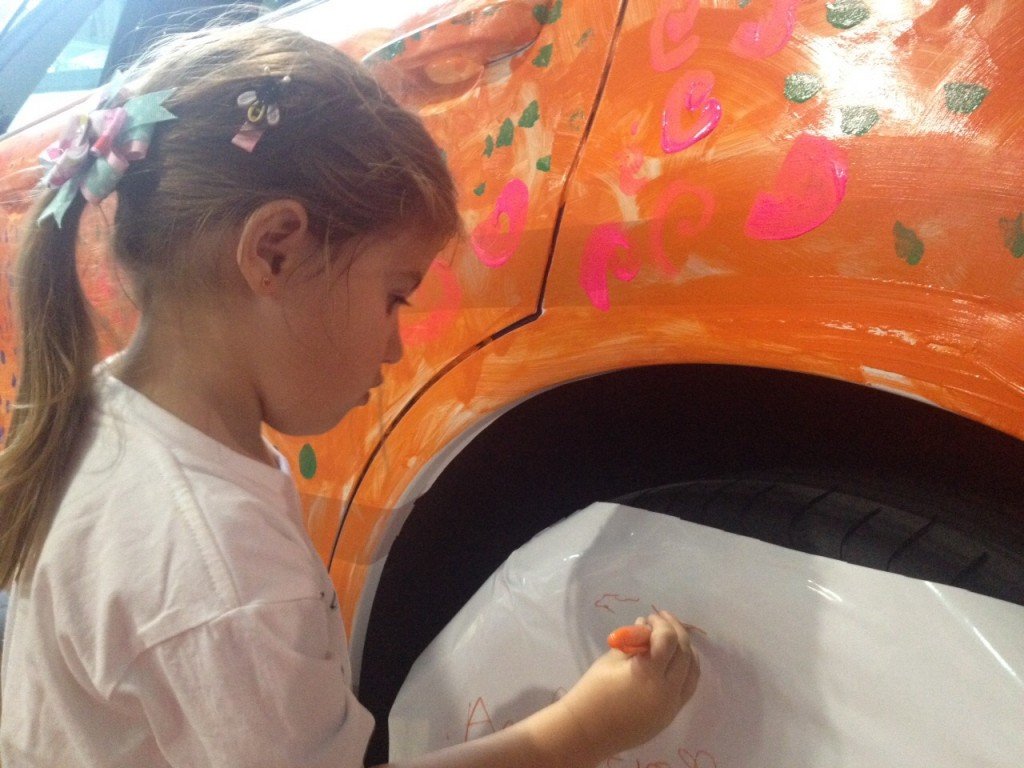Cada peque帽o hizo uso de su ingenio para plasmar su arte en el lujoso auto | Foto: Ana Karina Villalba