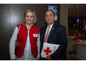 Sayda Fernández y David M. Hanono de la Cruz Roja Panameña. Cortesía: La Estrella de Panamá