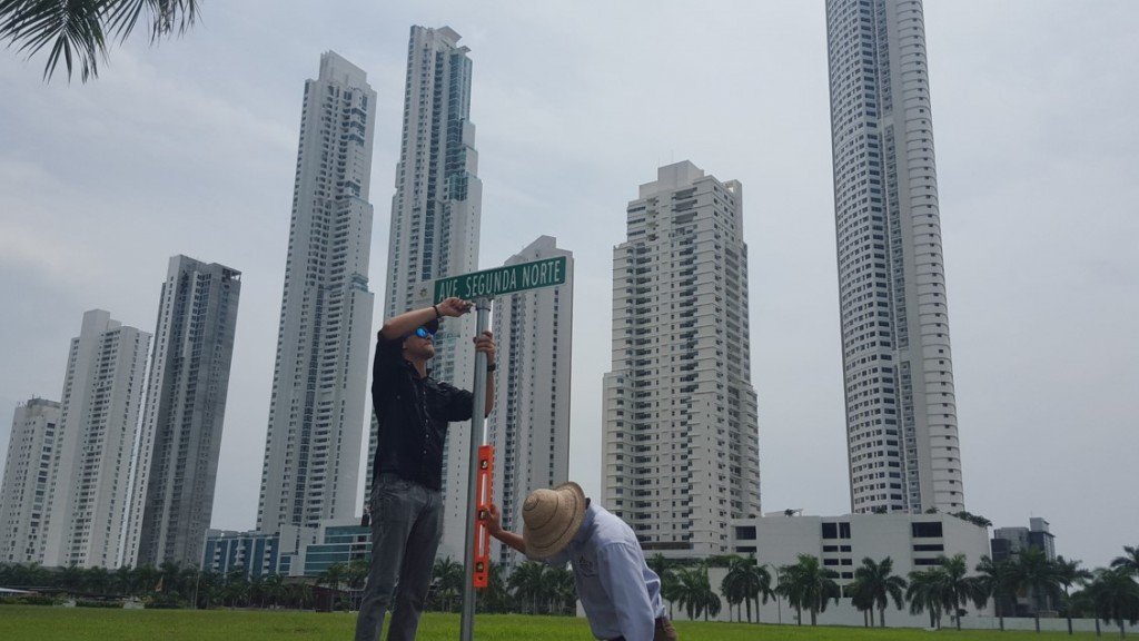 Las señales están desde el puente elevado del Corredor Sur, sobre la avenida Cincuentenario, y por todas las calles internas y principales hasta llegar a la rotonda de la avenida Marina Norte, que conecta con la urbanización de Casa Blanca y Chanis.