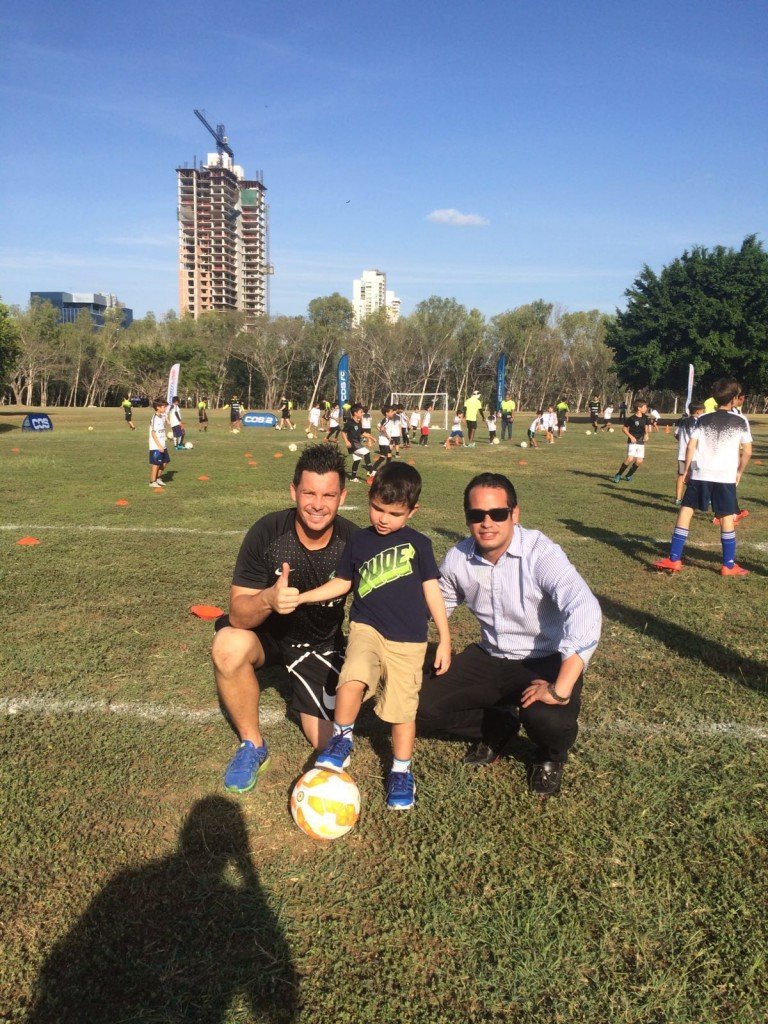 Felipe Borowsky del Costa del Este FC, el pequeño Elio Pérez Cannavo y Cristhian Florez, director ejecutivo de Alpha Grupo Editorial.