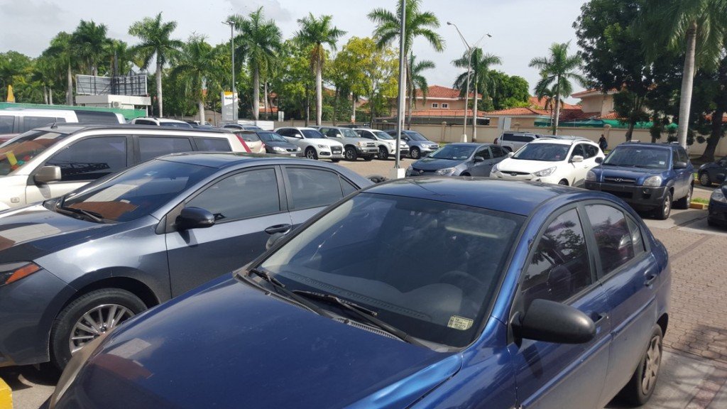 En muchas oportunidades los vecinos dejan de ir a determinado lugar, por no encontrar un puesto para estacionarse | Foto: AR