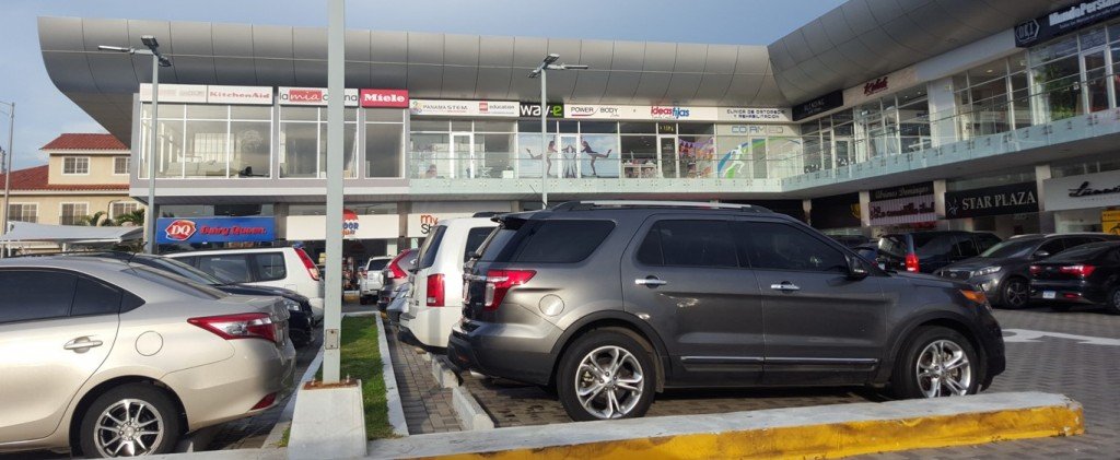 La ubicación de Star Plaza permite que muchos estacionen fuera y caminen hacia los locales, en caso de no encontrar lugar adentro | Foto: AR