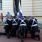 Miembros de la Policía Nacional oran ante la bandera antes del desfile de hoy 4 de noviembre.