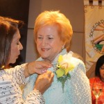 Miriam Barbero de Bern, nueva presidenta de SEDIA recibe el Prendedor de Oro de Elbecia Barrera de Noriegan, expresidenta de la org de 2015 y 2016