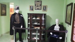 Aquí se muestran los trajes de diplomático y magistrado utilizados por Alfaro