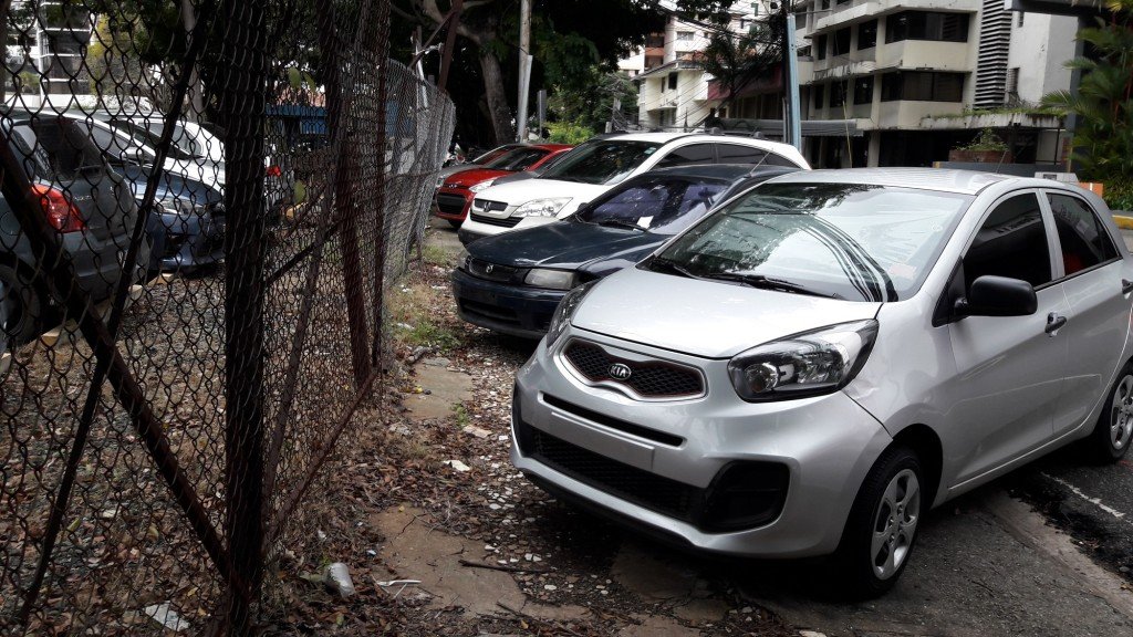 La mayoría de las aceras están dañadas y tomadas por los autos.