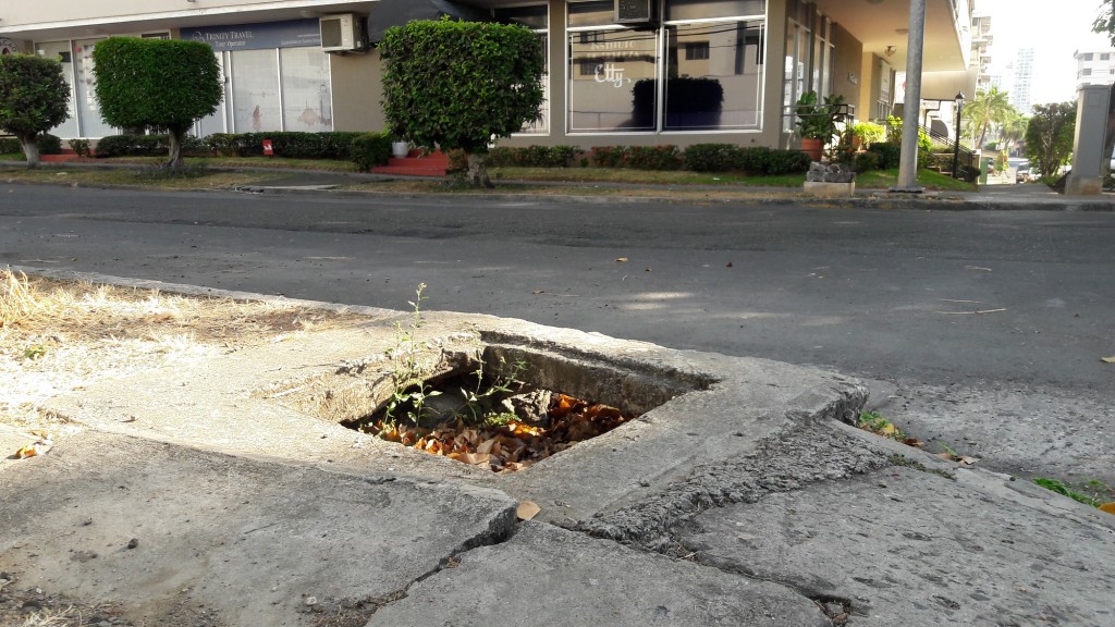 Caja pluvial sin tapa llena de sedimentos y basura en esquina frente al Instituto de Belleza Etty frente al PH Deco Plaza.