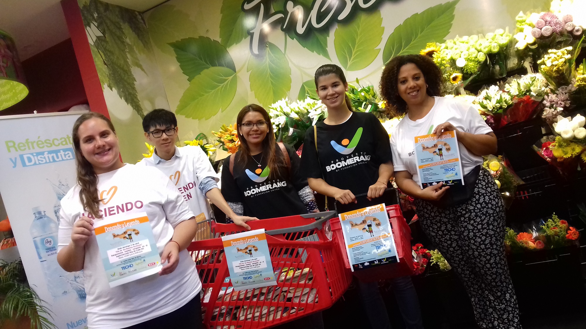 Los voluntarios del Proyecto Boomerang recolectaron más de cien libros entre nuevos y usados para niños y jóvenes menos favorevidos