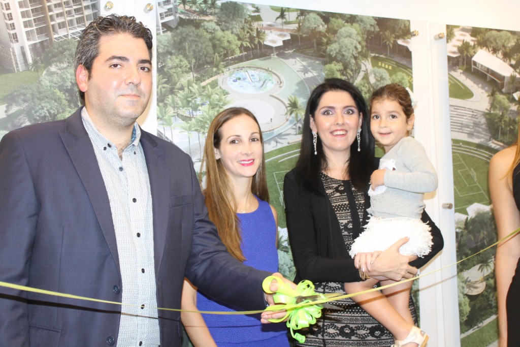 Mauricio Esses, gerente general de Pacific Hills hace corte de cinta acompañado de su esposa Pamela y su hija Fifi y Ariela Sultán, gerente de ventas de la promotora.