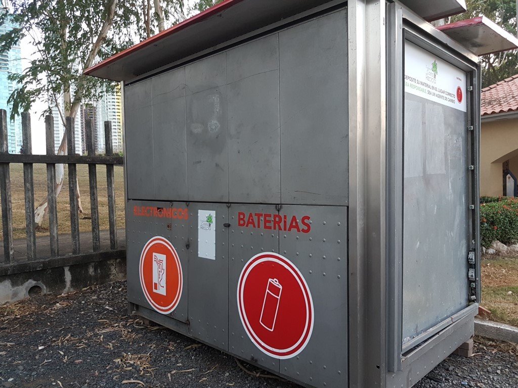 Las modernas estaciones de reciclaje, están fabricadas con de acero inoxidable y galvanizado, con lo cual se protege lo que es ingresado en su interior.