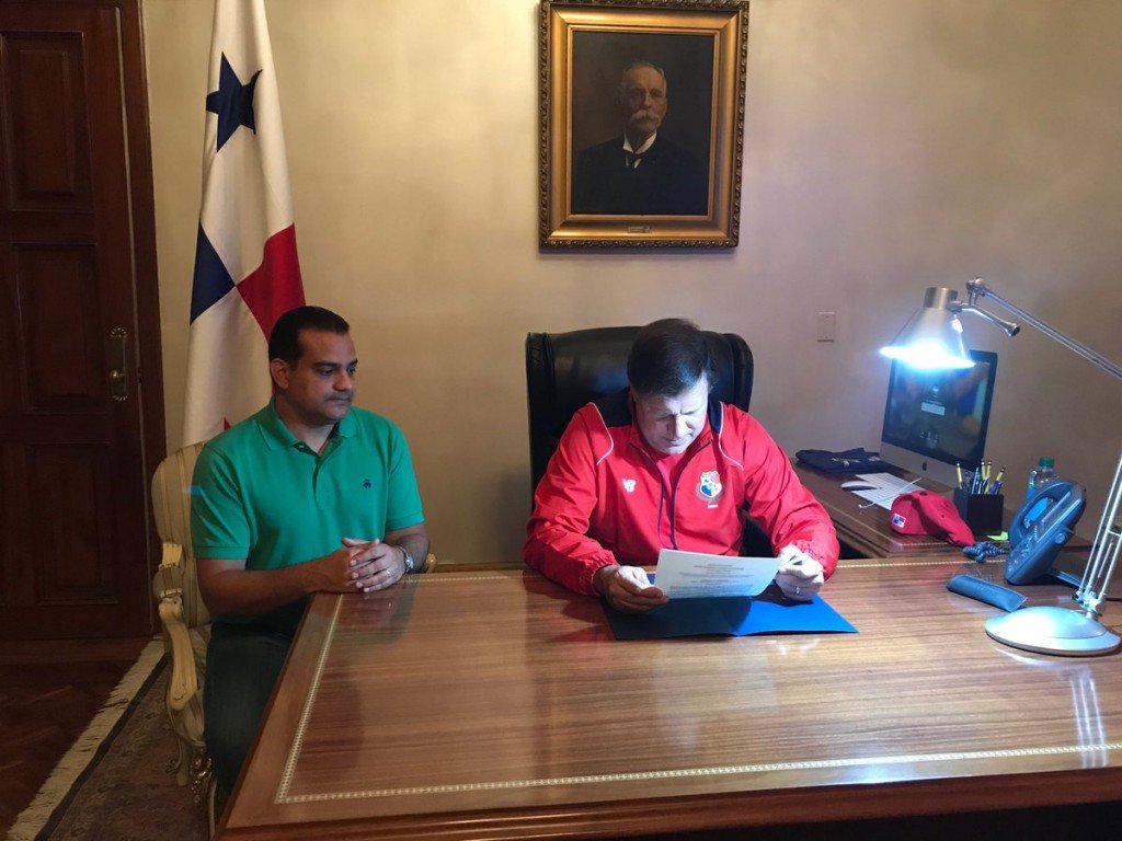 Elñ decreto fue firmado a la 1:30 am del 11 de octubre.