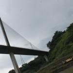 Puente Centenario conecta los dos tramos de la autopista Panamá La Chorrera. Anécdota. Al cruzar debjo de él, los niños suelen apuntarle con un dedito para pedir un deseo.