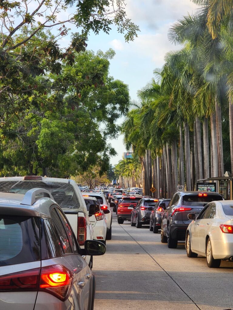 El tráfico durante las horas pico en Costa del Este ya es inaguantable. Hasta dos horas pueden estar las personas en estos tranques.