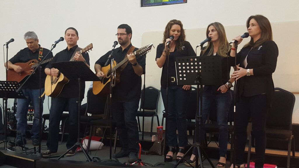 La presentación del libro estuvo acompañada de las voces del coro parroquial Dominus Deus