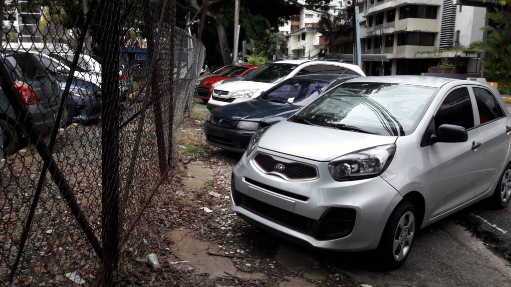 La mayoría de las aceras están dañadas y tomadas por los autos.