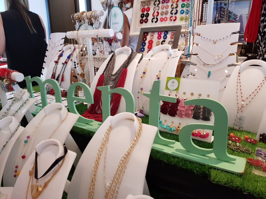 Menta, la firma de bisutería que cada año dice presente en el Bazar Navideño de Santa María.