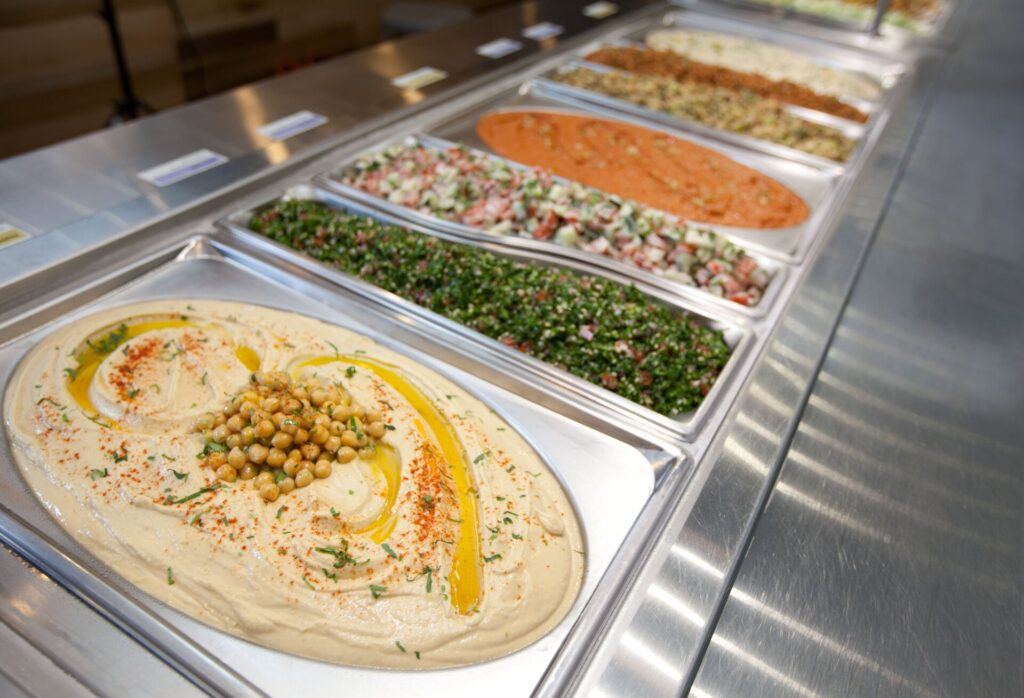 Tabbouleh, fattoush, repollo con menta, ensalada Jerusalén, coliflor frita y el hummus en versión tradicional y picante resultan irresistibles al paladar.