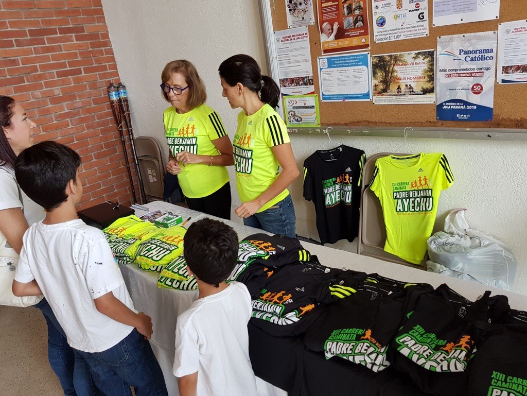Las camisetas están siendo vendidas en la parroquia San Lucas, y también en Felipe Motta.