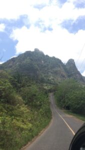 El acceso al Cerro Trinidad es cómodo, la vía te conduce a sus faldas y al lugar desde donde inicias la travesía.