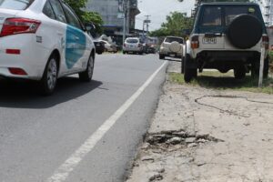 Aceras deterioradas y utilizadas como estacionamientos por los conductores