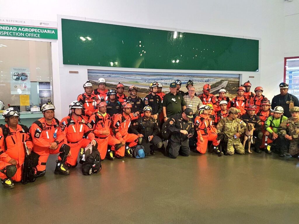 El grupo de rescatistas panameños llegó a México e inmediatamente comenzaron a trabajar| Foto: Sinaproc