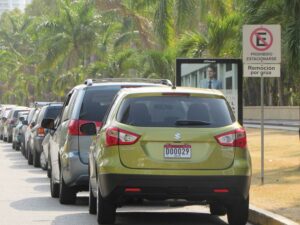 Cinco grandes lotes de terreno han sido acondicionados en CDE para ofrecer la alternativa, sobre todo a quienes trabajan en la zona, de estacionar de forma segura. No todos los usan | Foto: Aydana Ruiz