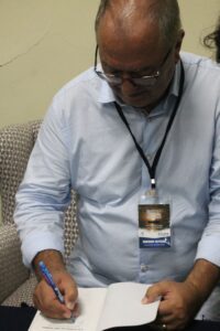 Enric Corbera: “Doy “Un Curso de Milagros”, donde aprendo y enseño, enseño y aprendo un nuevo paradigma de conciencia que permite integrar las situaciones conflictivas sin sufrimientos, culpas ni miedos”.