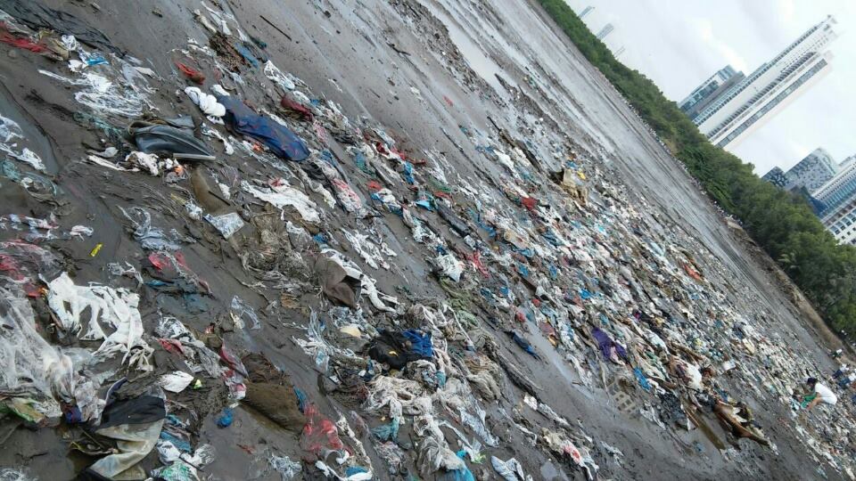 Toneladas de basura contrastan con enormes rascacielos | Foto: Aydana Ruiz