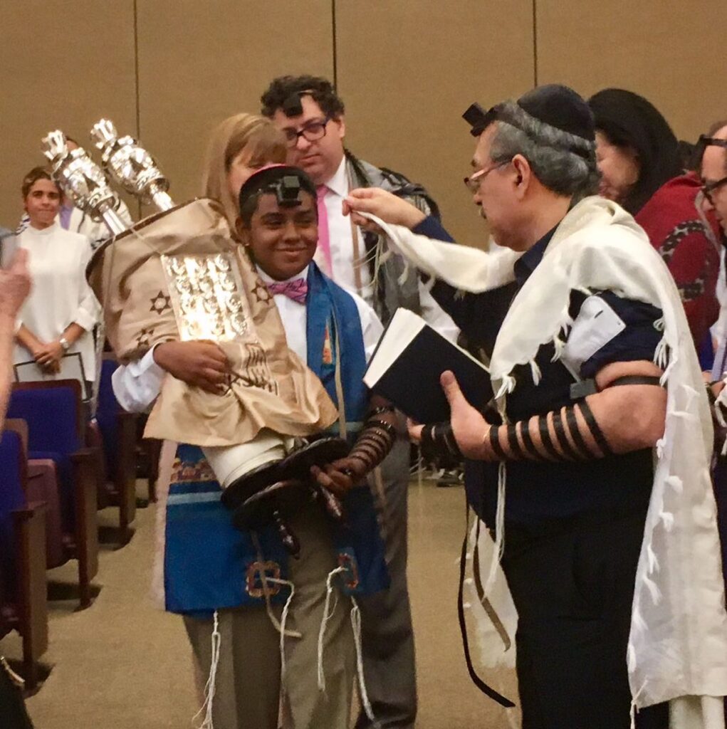 En el Bar Mitzva de Dan, su hijo quien nació en Panamá. Al fondo, su esposa Ruth | Foto: cortesía
