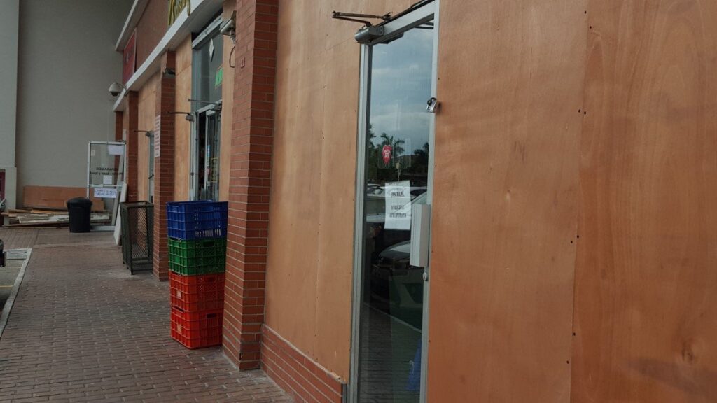Laminas de madera resguardan los vidrios de los locales comerciales pero los dueños aún no desalojan | Foto: Aydana Ruiz