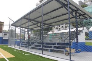 Gradas con capacidad para 175 personas, un espacio ideal para el compartir familiar.