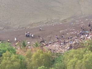 Estudiantes de la Academia Interamericana de Panamá limpian la costa frente a CDE en el Día de la Tierra | Foto: Mariana Noszticzius