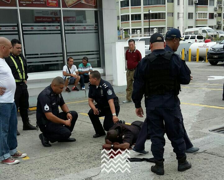 Los maleantes huyeron, dejando el dinero robado en la plaza.