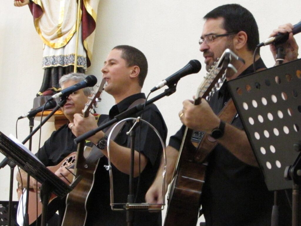 Tete Olivella (guitarra 12 cuerdas y armónicas), Chepi Carrizo (Guitarra), Percy Nuñez (Guitarra) y Alvaro Regueira (Guitarra, flauta y bajo) son las voces masculinas | Foto: AR