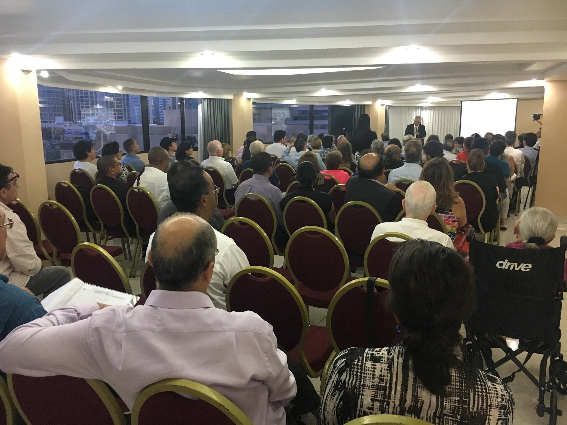 Aunque no suficiente, la participación fue masiva y muy dinámica. Todos tenían algo que decir, algún aporte que dar pero sin lugar a dudas, el paternalismo de los vecinos, protagonizó la jornada.