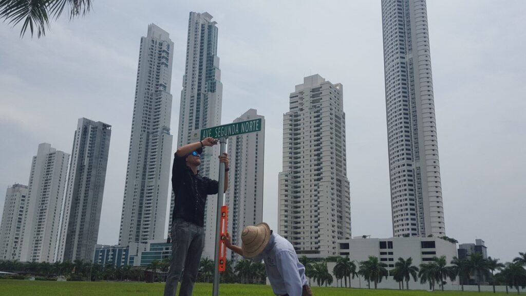 Las señales están desde el puente elevado del Corredor Sur, sobre la avenida Cincuentenario, y por todas las calles internas y principales hasta llegar a la rotonda de la avenida Marina Norte, que conecta con la urbanización de Casa Blanca y Chanis.