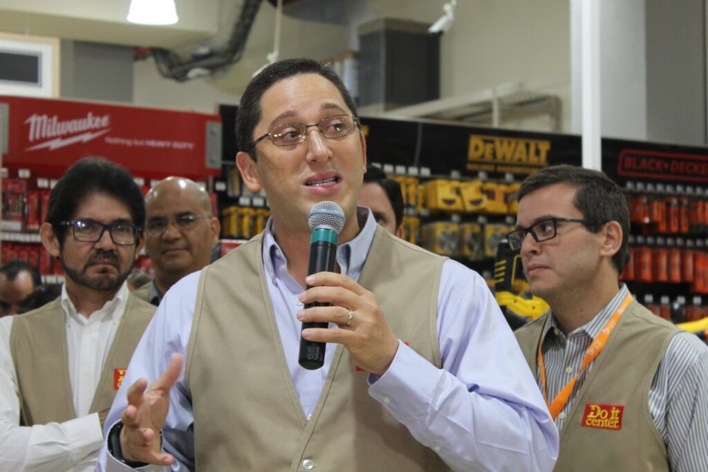 Michael Cohen, Gerente General del Do it Center