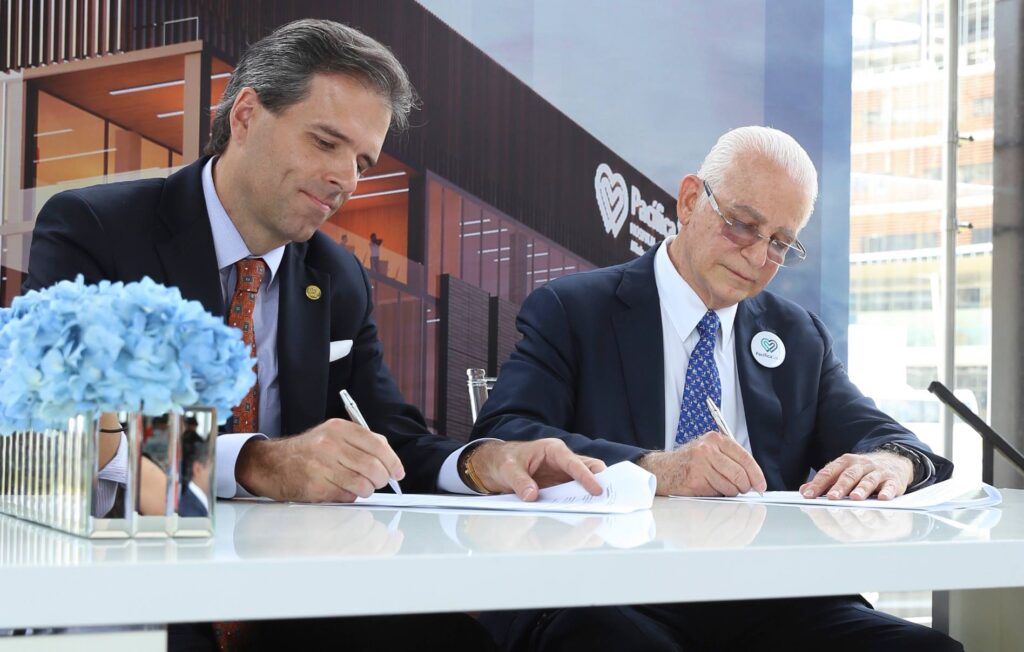 Christopher Kersey, miembro de la Junta del Consejo Medicine International, durante la renovación de la afiliación hospitalaria al Johns Hopkins Hospital, junto a Jacobo Cohen, presidente de la junta directiva de Pacífica Salud.