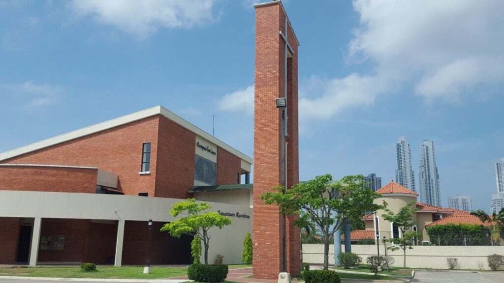 La caminata culminó en la Parroquia San Lucas (calle San Agustín de CDE).