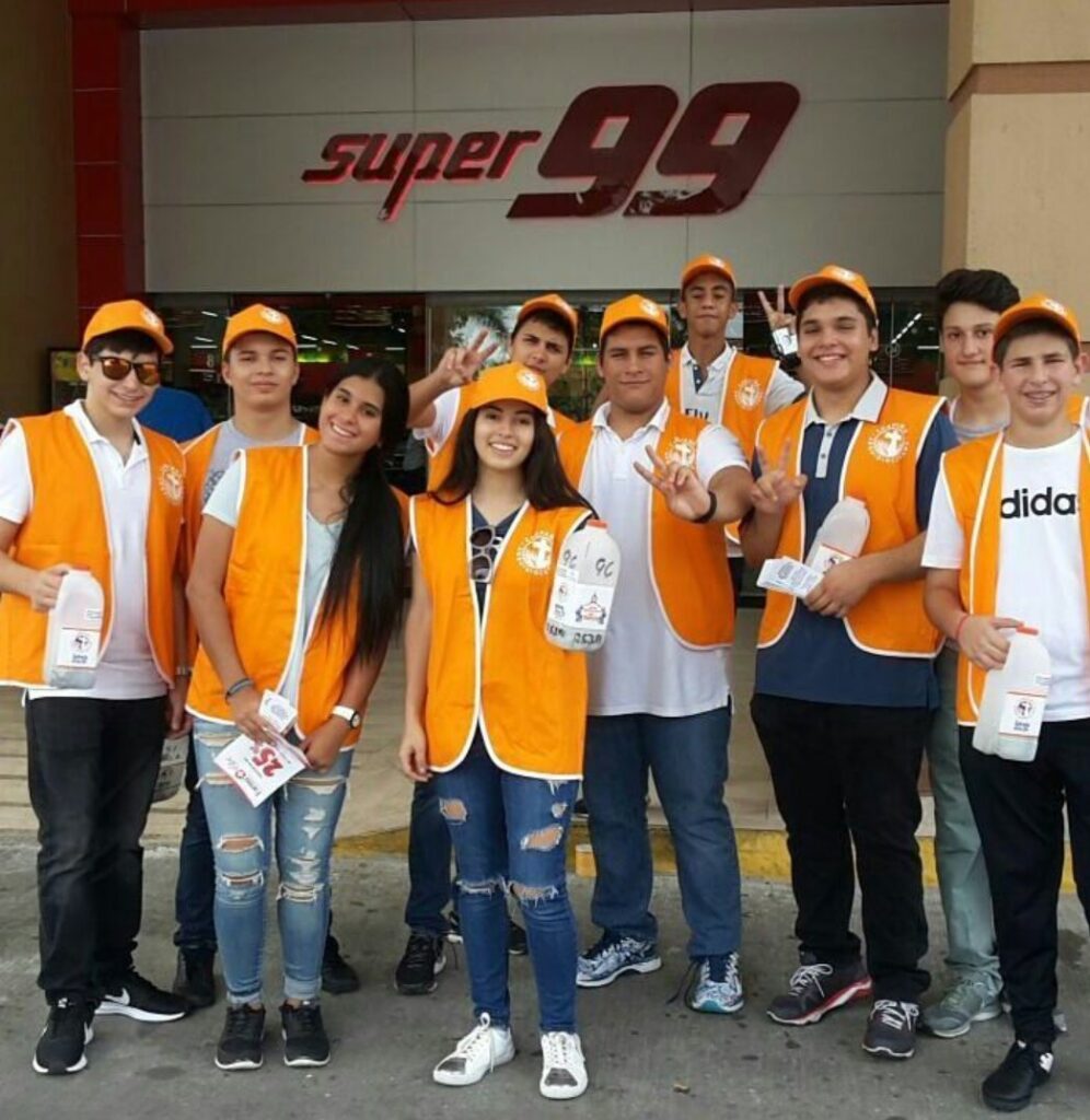 Los voluntarios están identificados con chaleco naranja y alcancía | Foto: Parroquia San Lucas