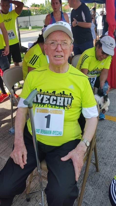 Padre Ayechu conversó con todos los vecinos de la comunidad |Foto: Aydana Ruiz