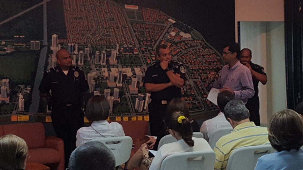 Alfonso Bodden, administrador de Costa del Este, recibió a altos jefes policiales, quienes se reunieron con los vecinos para plantear soluciones a las inquietudes sobre inseguridad | Foto: Aydana Ruiz