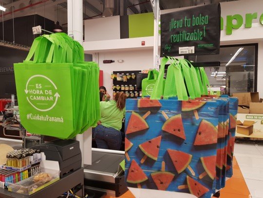Bolsas reutilizables de todo tipo son vendidas a bajo costo en los comercios.
