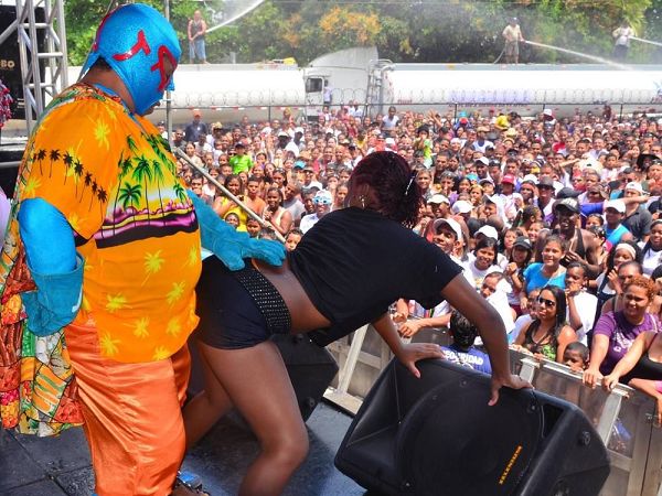 Los actos de exhibicionismo que en otros años ha sido una constante, en estos carnavales se sancionarán hasta con mil 500 dólares de multa | Foto: Dealante.com
