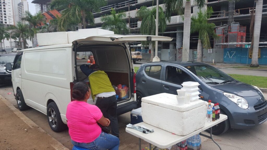 A los vendedores de comida se les ve entre 11 de la mañana y 3 de la tarde. Después desalojan el lugar y por lo general dejan todo limpio | Foto: AR